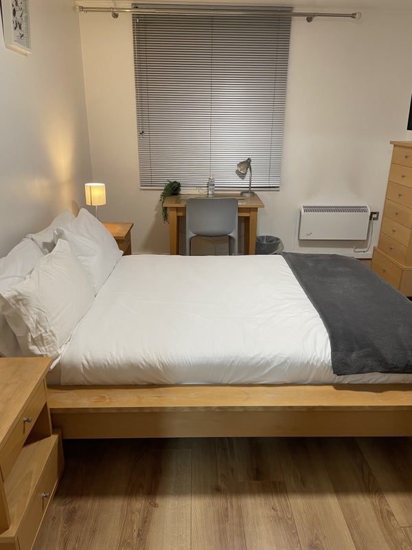 Room Plough Way in Greater London