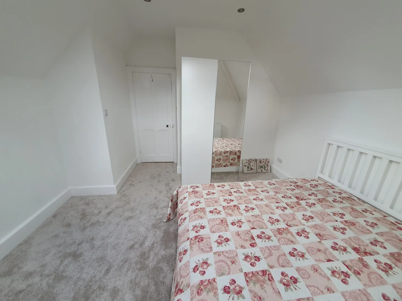 Room Devonshire Avenue in Greater London