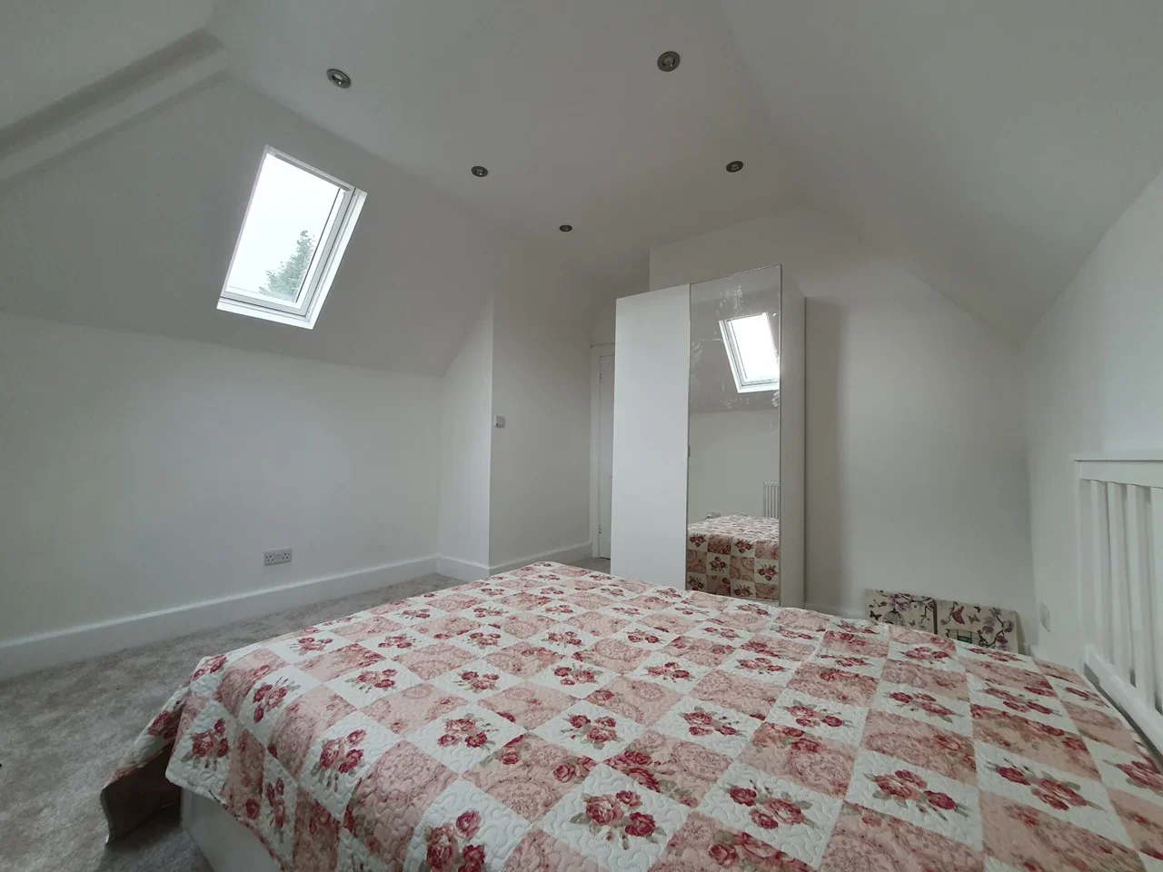 Room Devonshire Avenue in Greater London