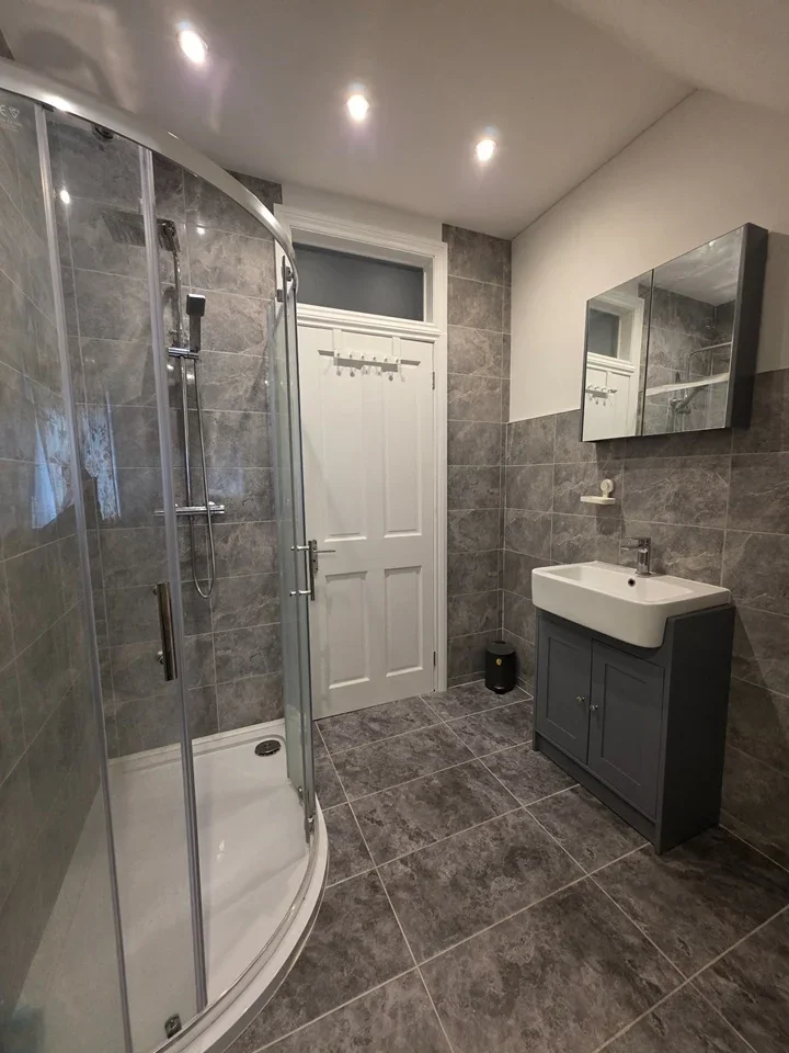 Room Devonshire Avenue in Greater London