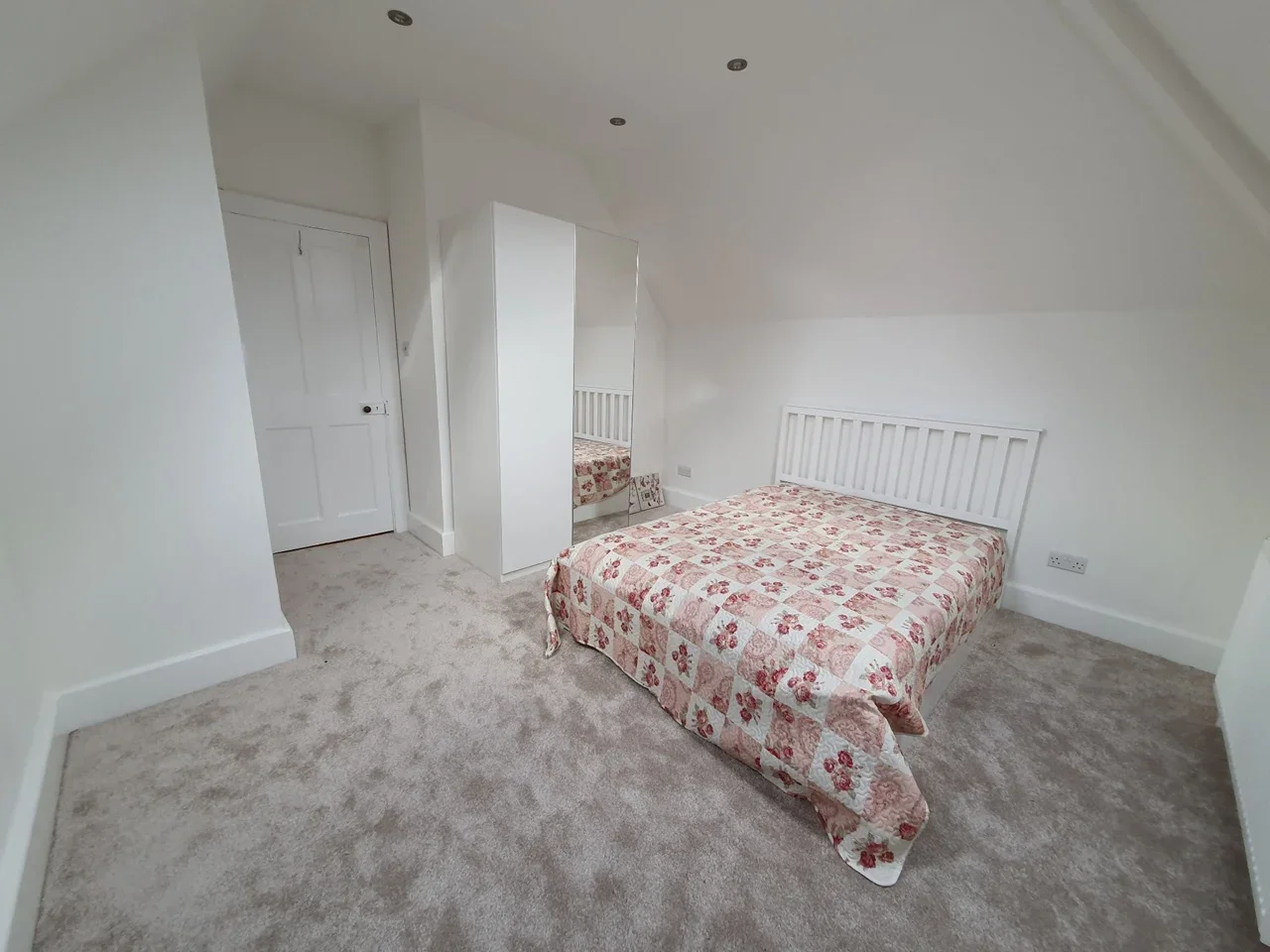 Room Devonshire Avenue in Greater London