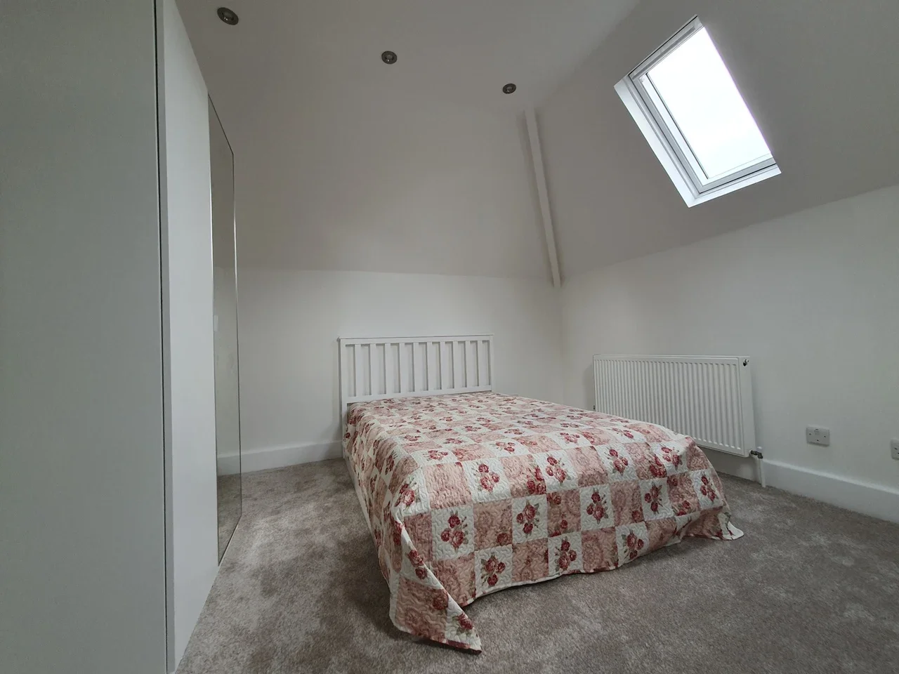 Room Devonshire Avenue in Greater London
