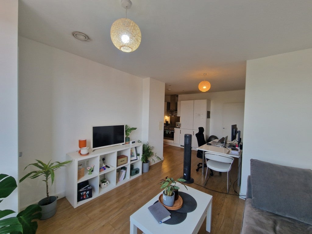 Flat Canning Road in Greater London