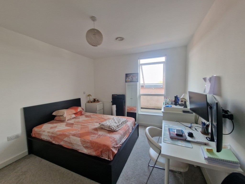 Flat Canning Road in Greater London