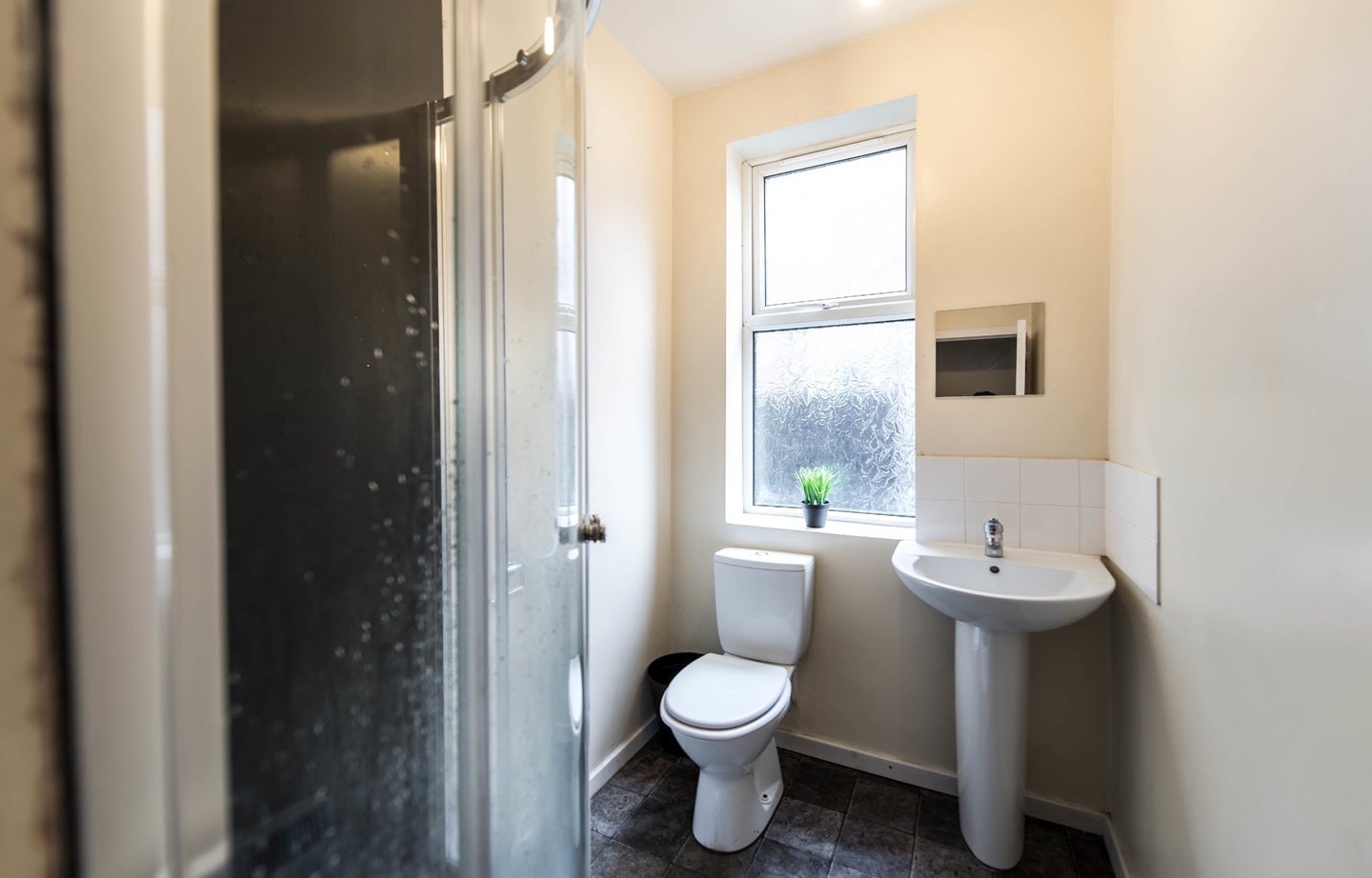 Room Gilda Brook Road in Salford