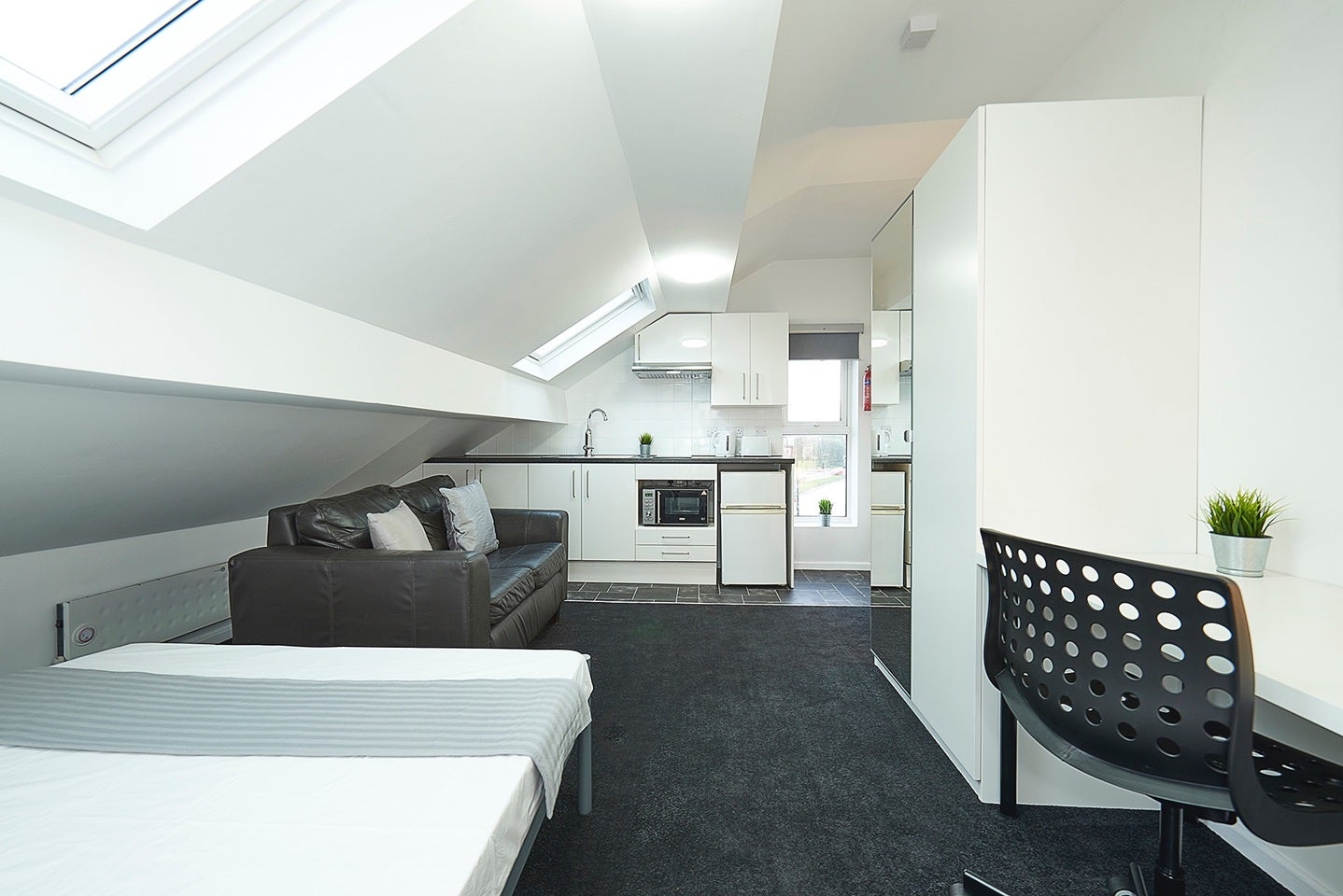Room Gilda Brook Road in Salford