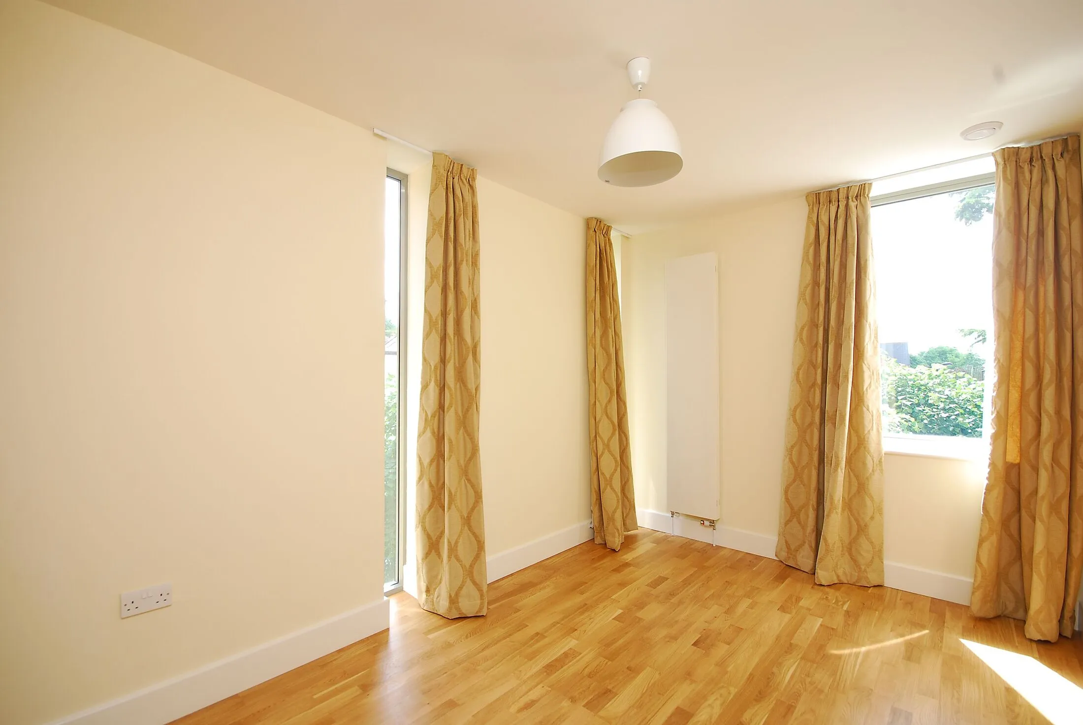 Flat Gleneldon Road in Greater London