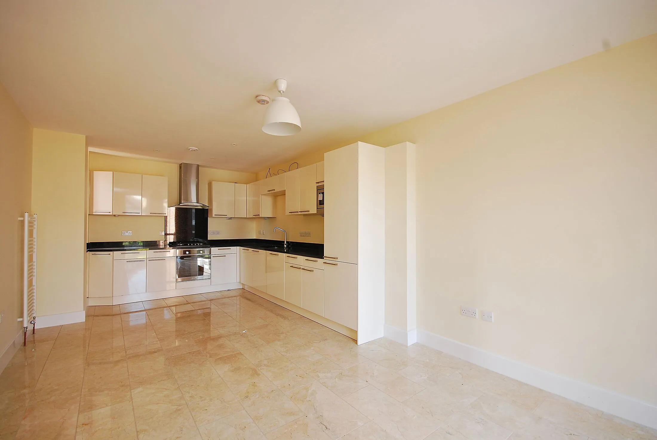 Flat Gleneldon Road in Greater London