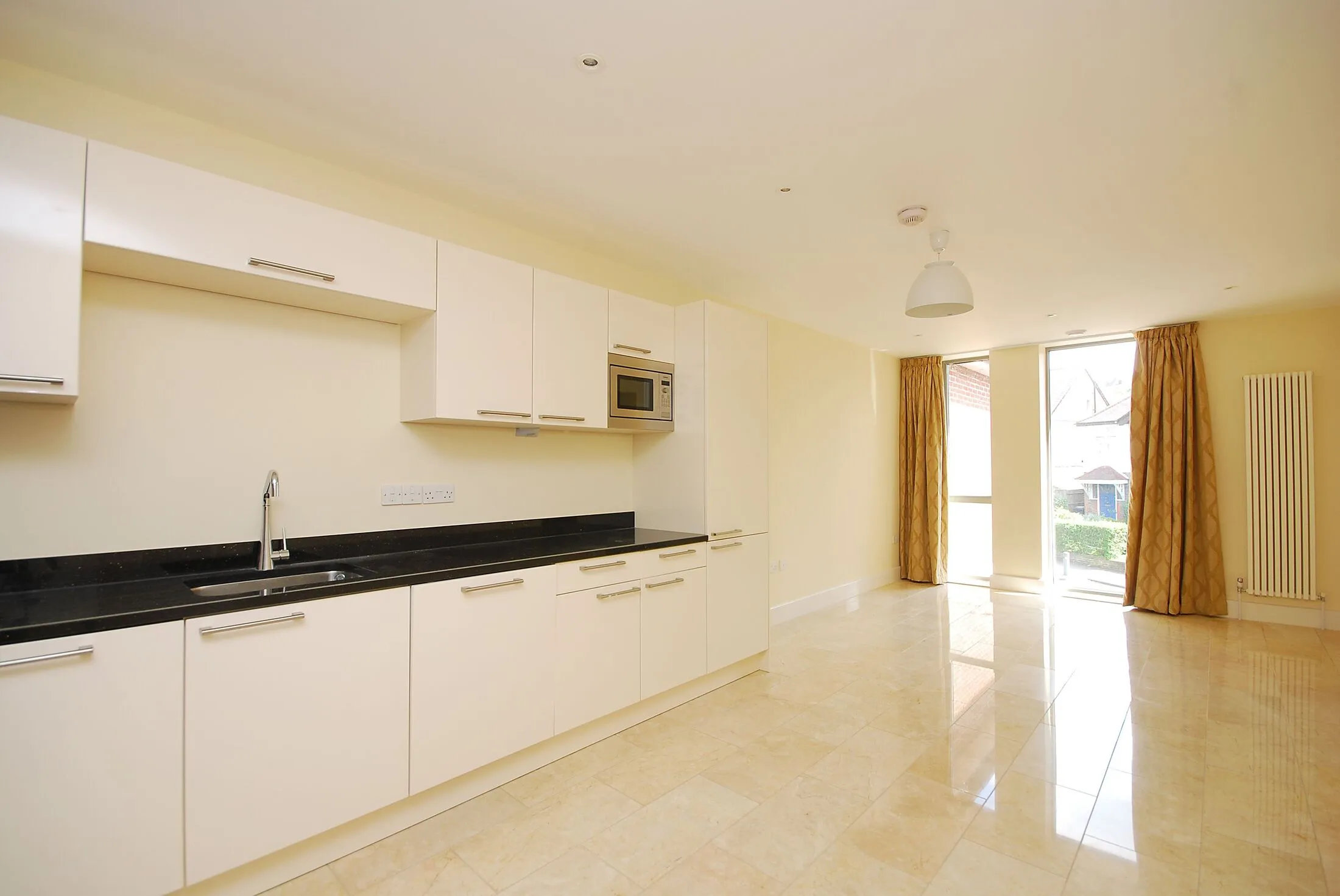 Flat Gleneldon Road in Greater London