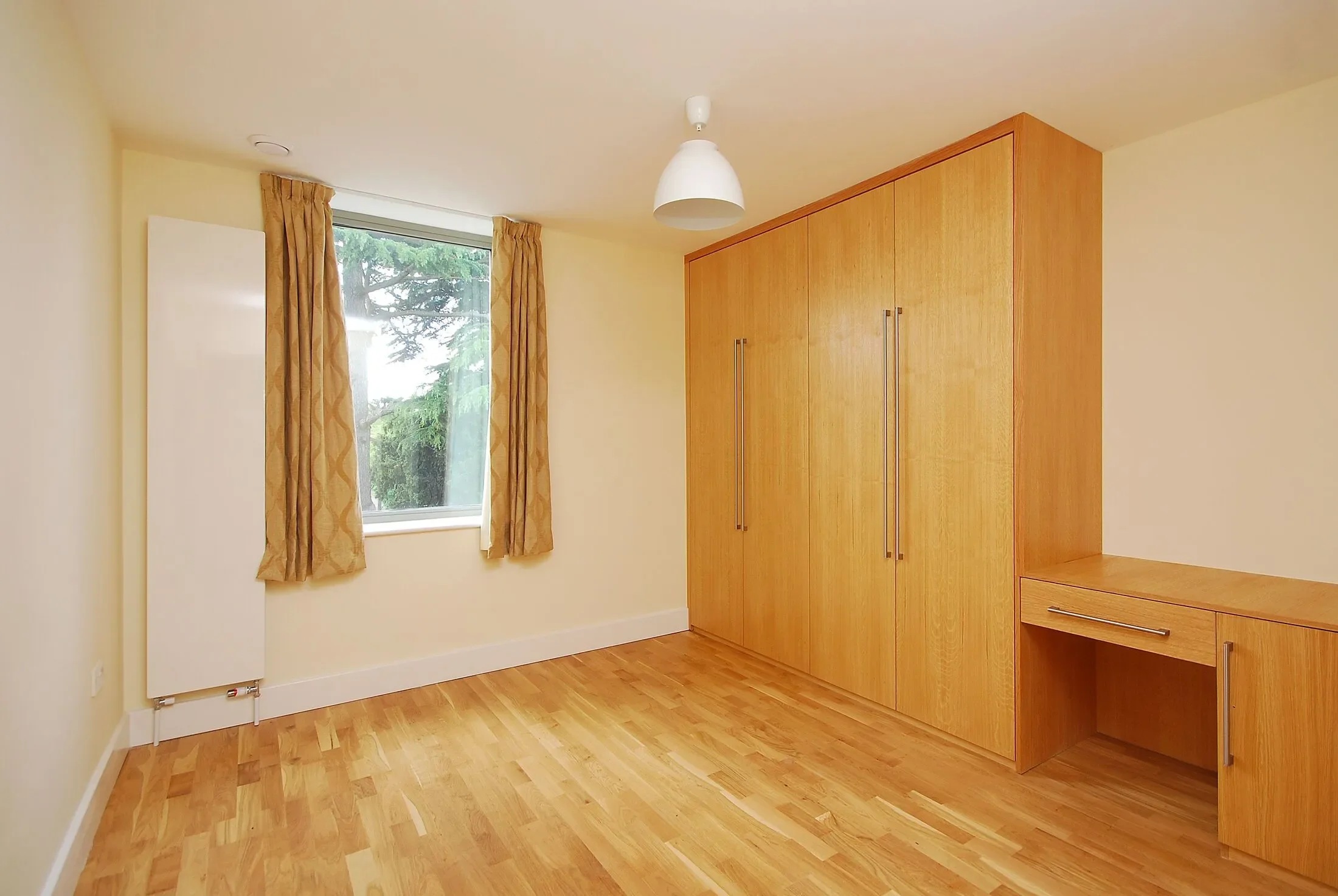 Flat Gleneldon Road in Greater London