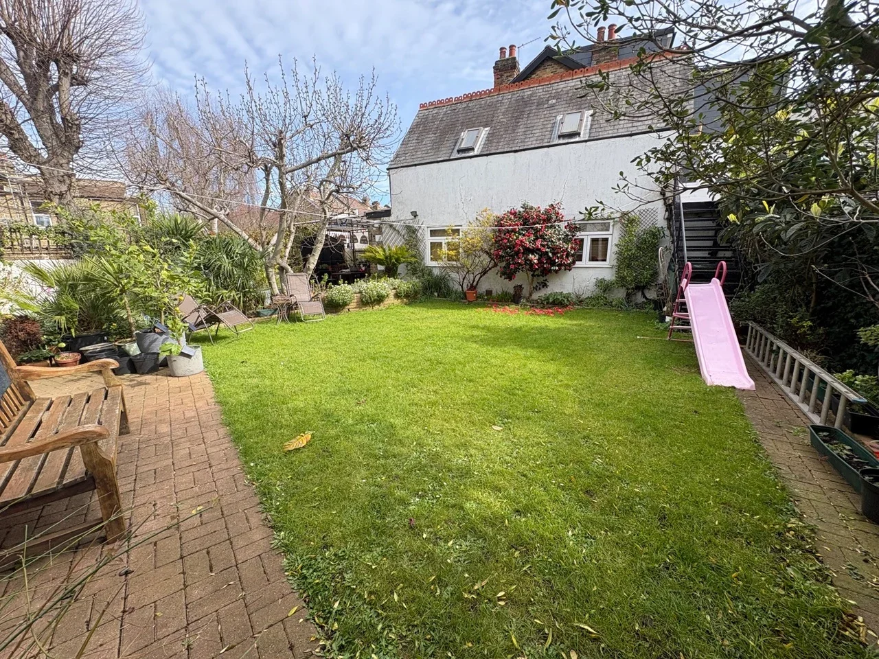 Flat Palmerston Crescent in Greater London