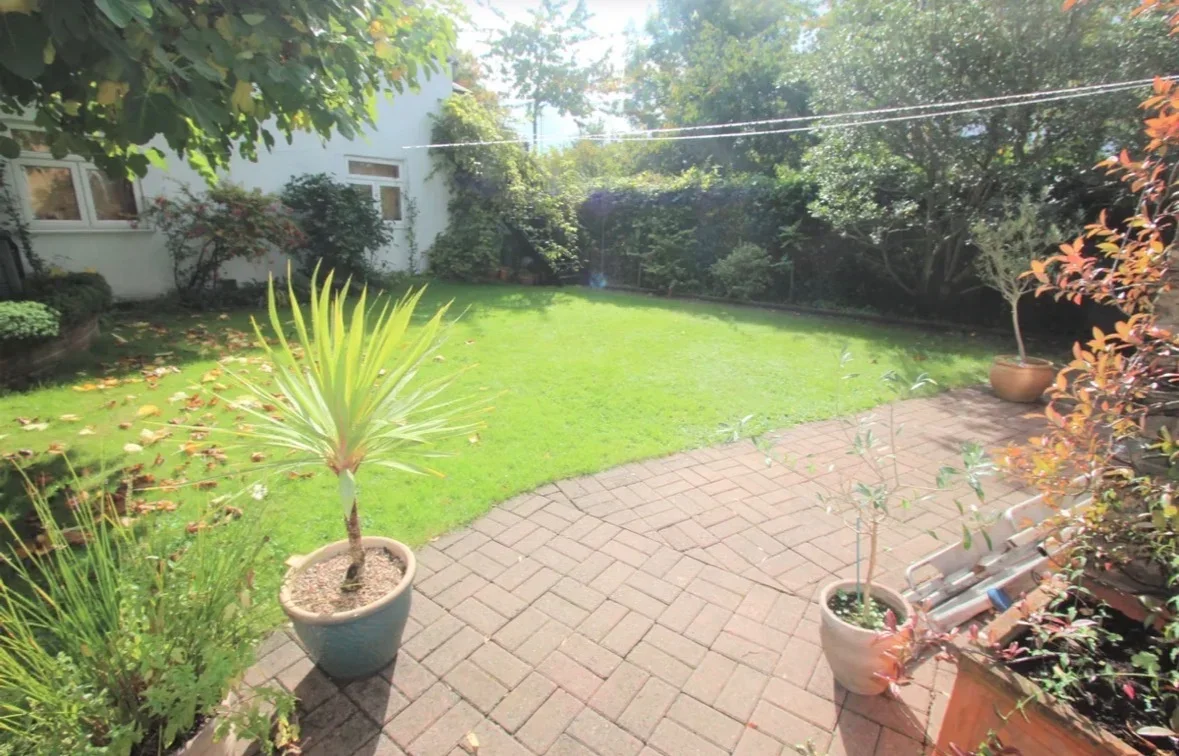Flat Palmerston Crescent in Greater London