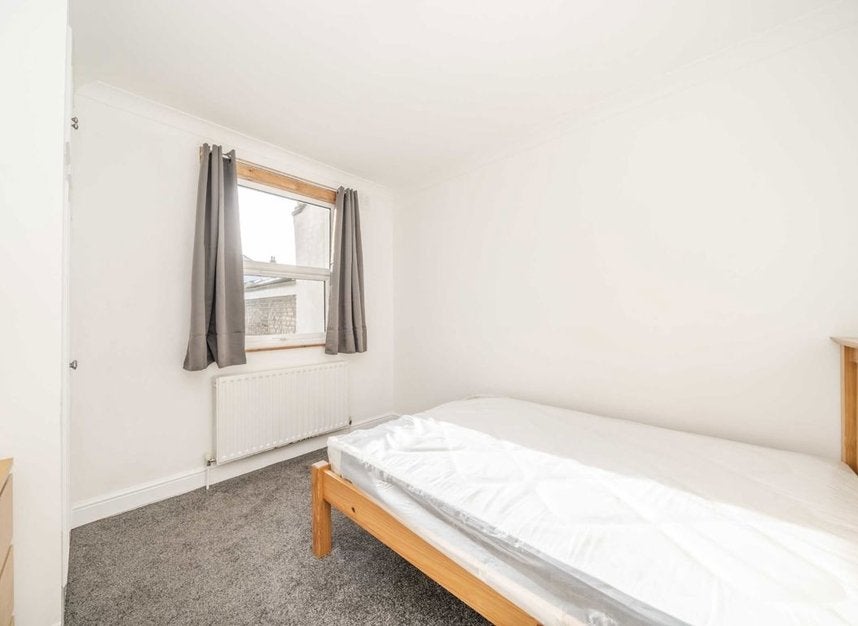 Flat Pulross Road in Greater London