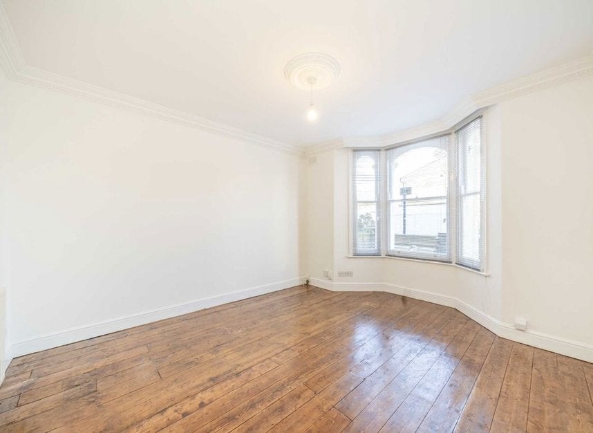 Flat Pulross Road in Greater London