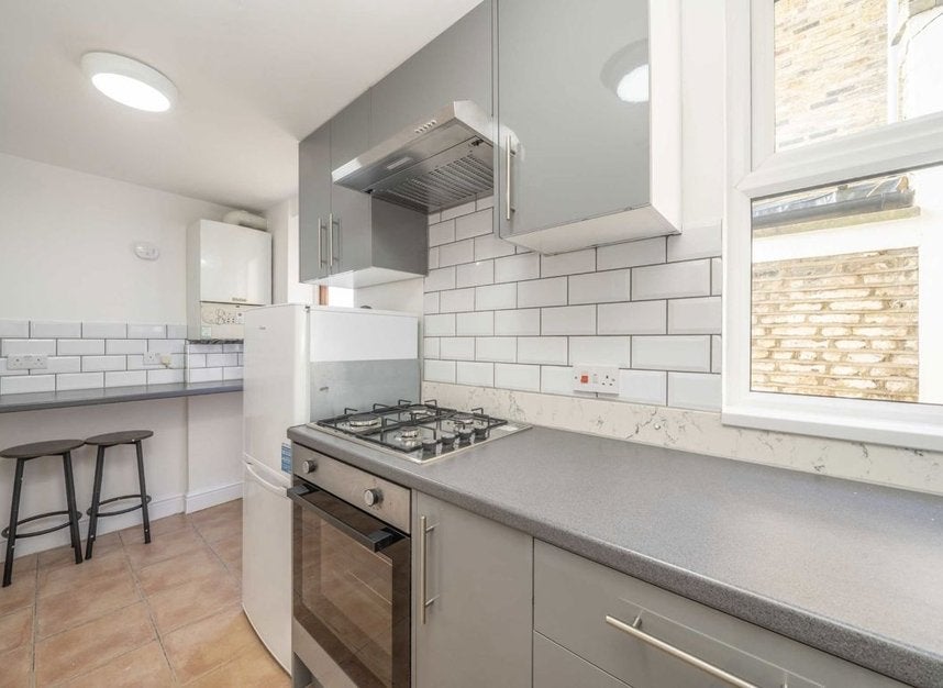 Flat Pulross Road in Greater London