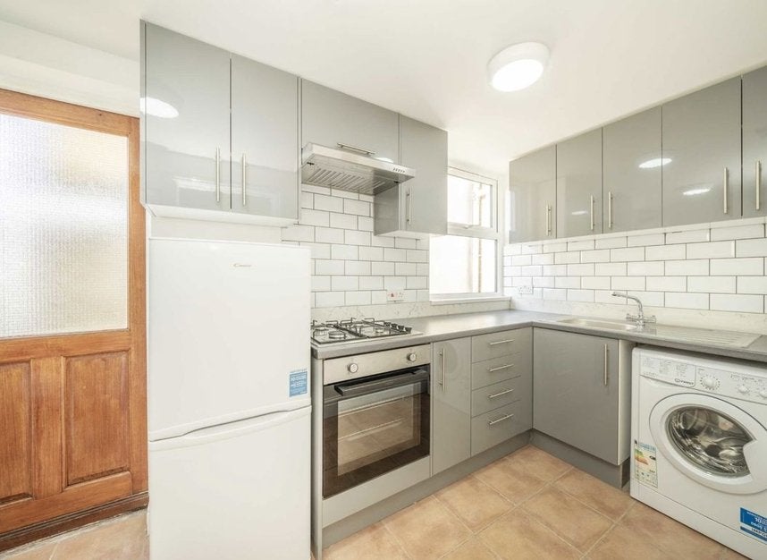 Flat Pulross Road in Greater London