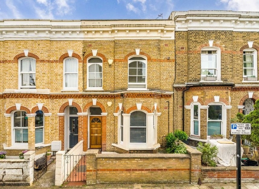 Flat Pulross Road in Greater London