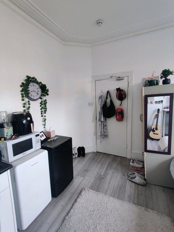 Room Lansdowne Road in Greater London