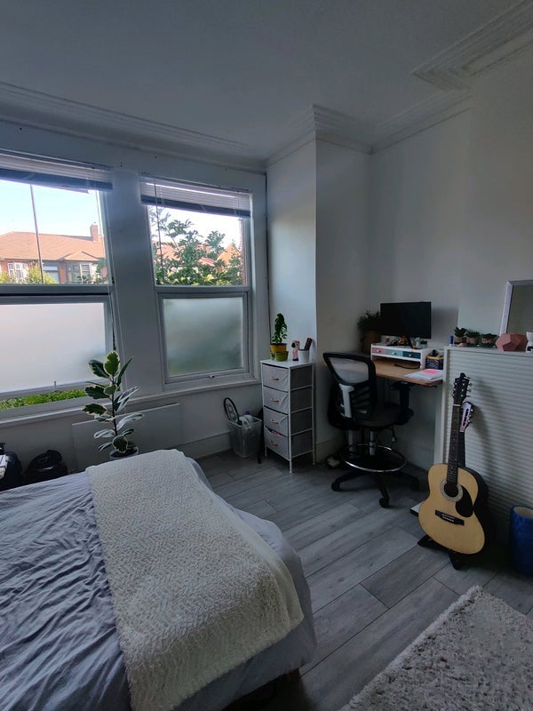 Room Lansdowne Road in Greater London