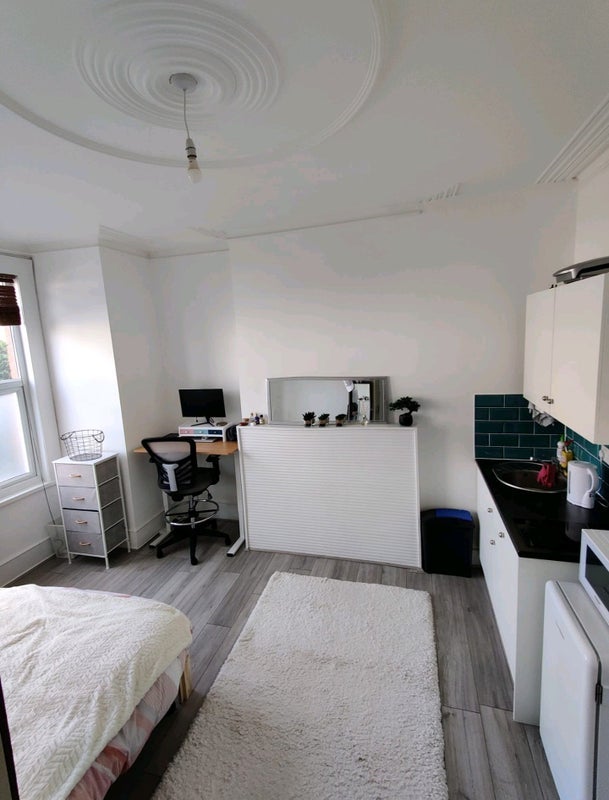 Room Lansdowne Road in Greater London