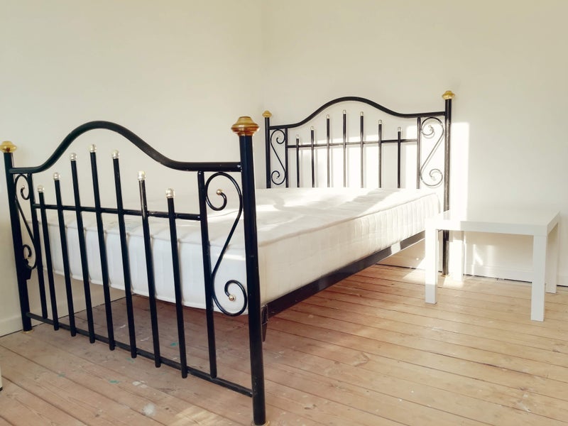 Room East Road in Greater London