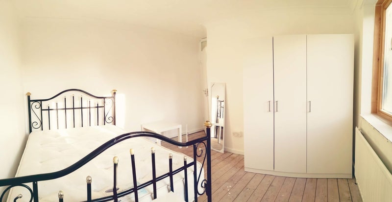 Room East Road in Greater London