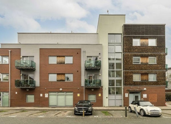 Flat Evan Cook Close in London Borough of Southwark