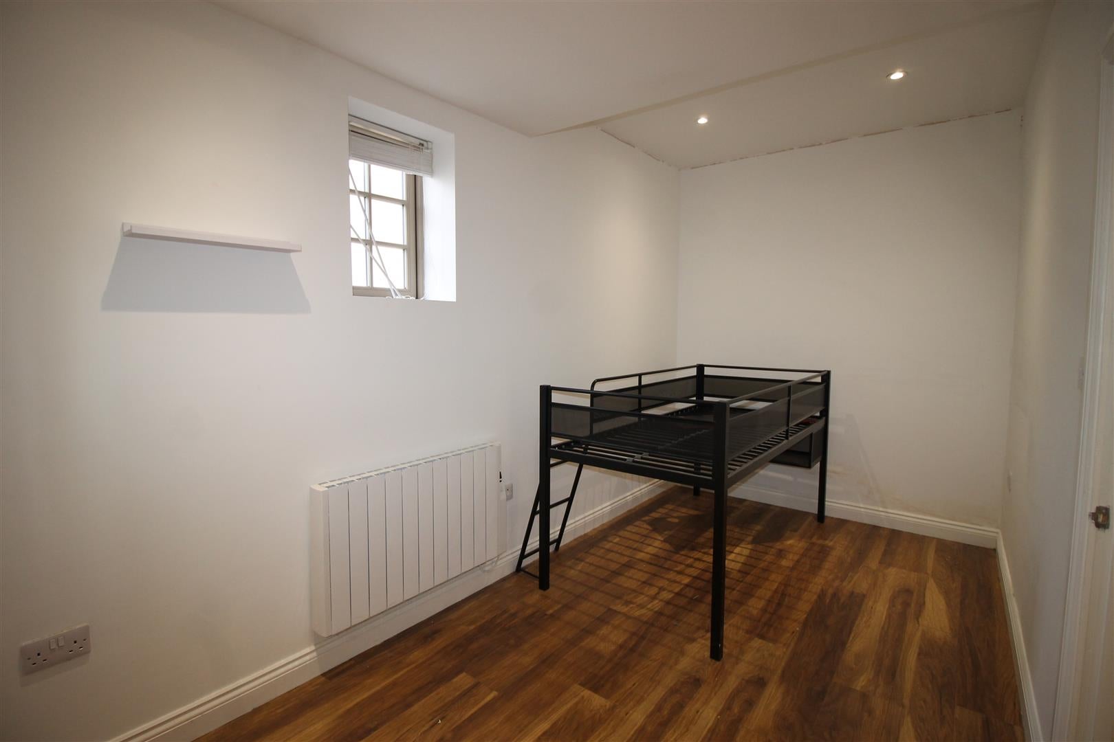Flat Gordon Road in High Wycombe