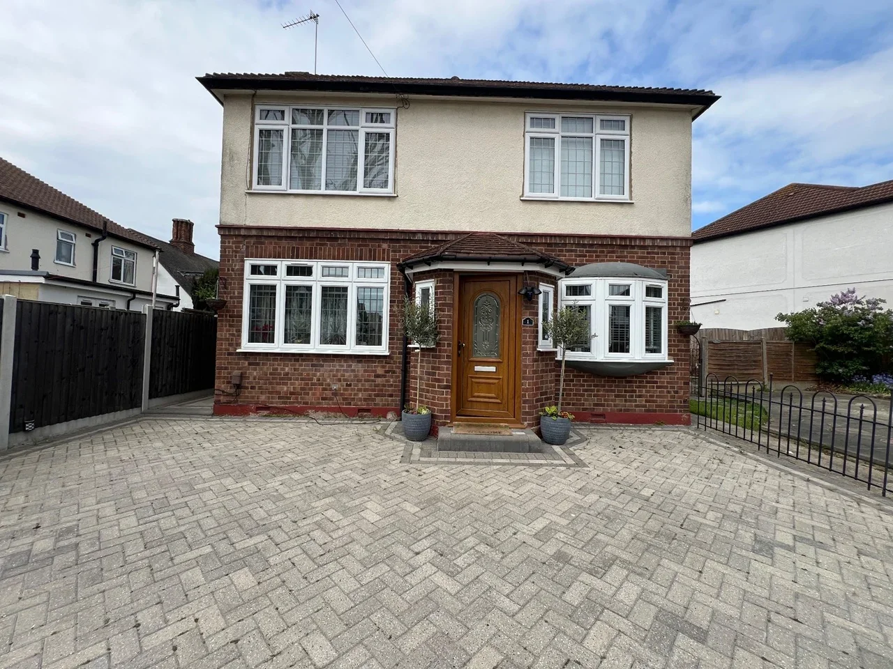 Flat Harrow Drive in Greater London