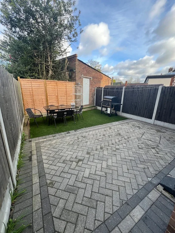 Flat Harrow Drive in Greater London