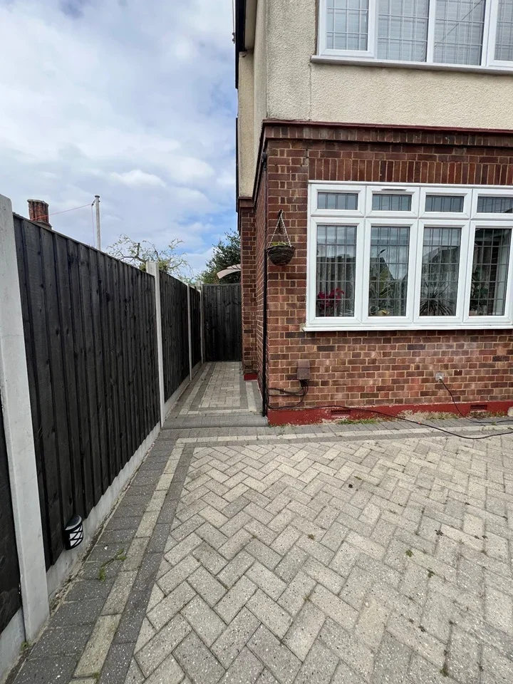 Flat Harrow Drive in Greater London