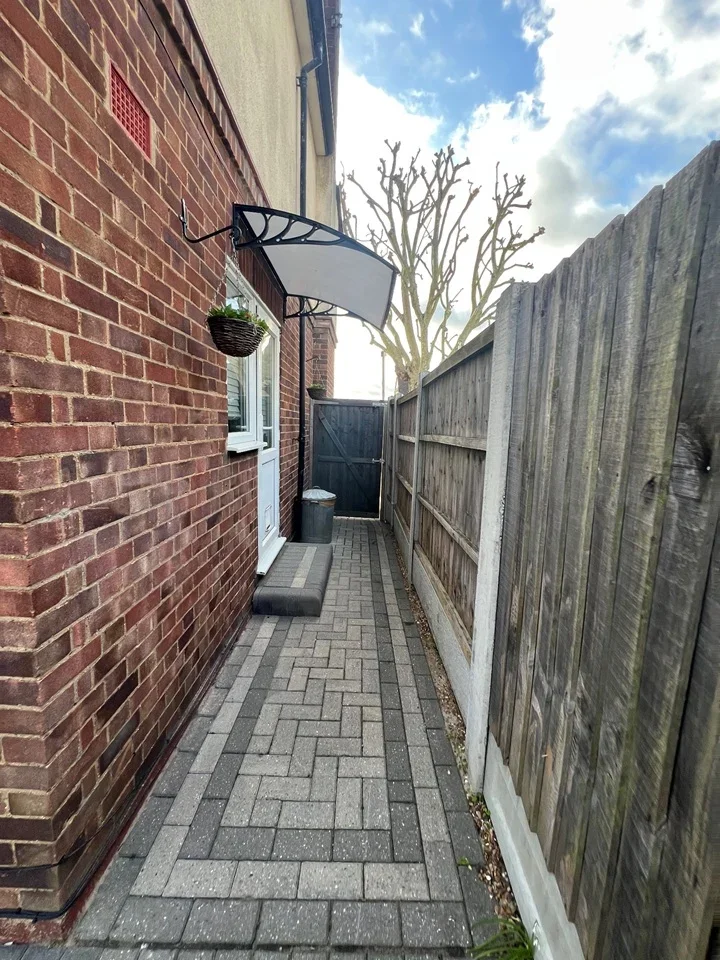 Flat Harrow Drive in Greater London