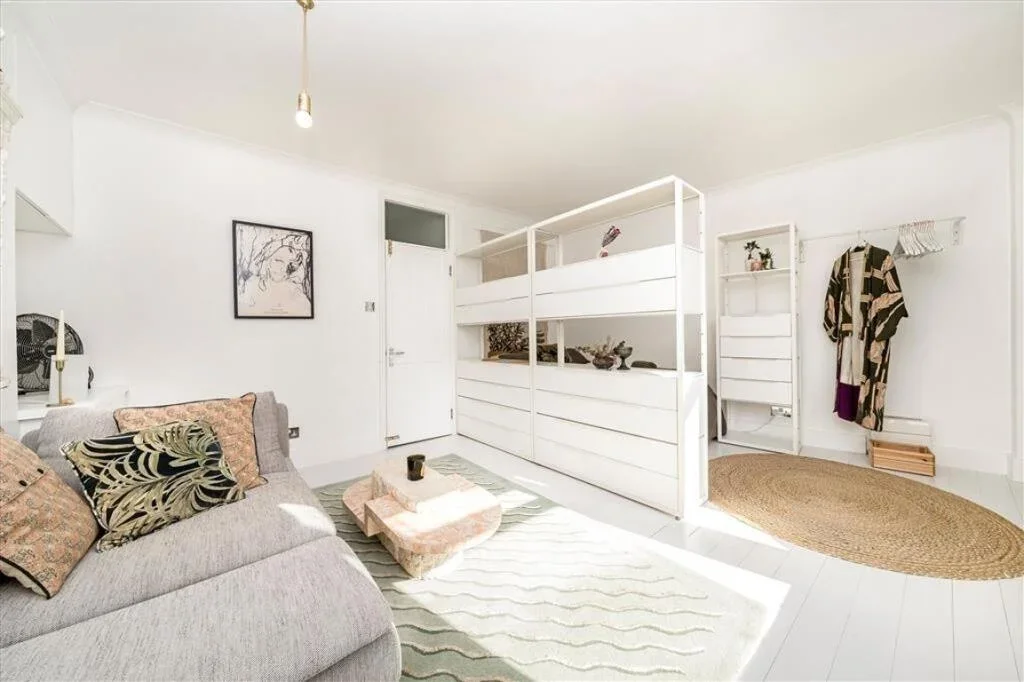 Flat Brockley Cross in Greater London