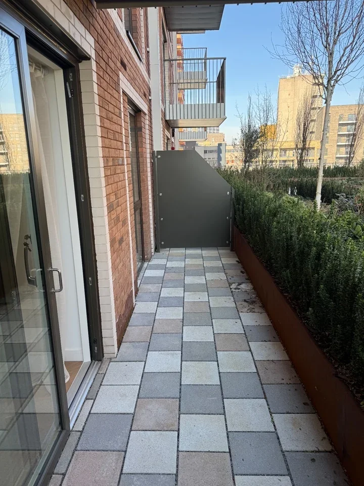 Flat Hoy Close in Greater London