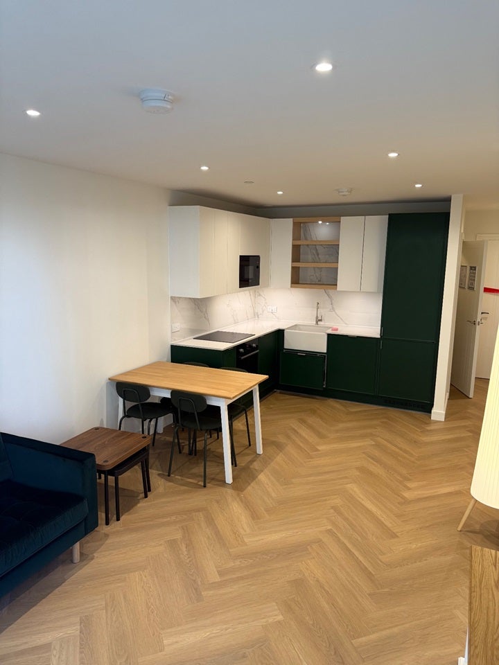 Flat Hoy Close in Greater London