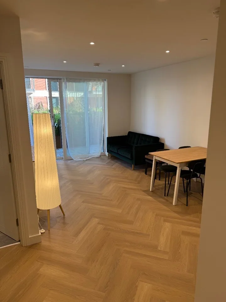 Flat Hoy Close in Greater London