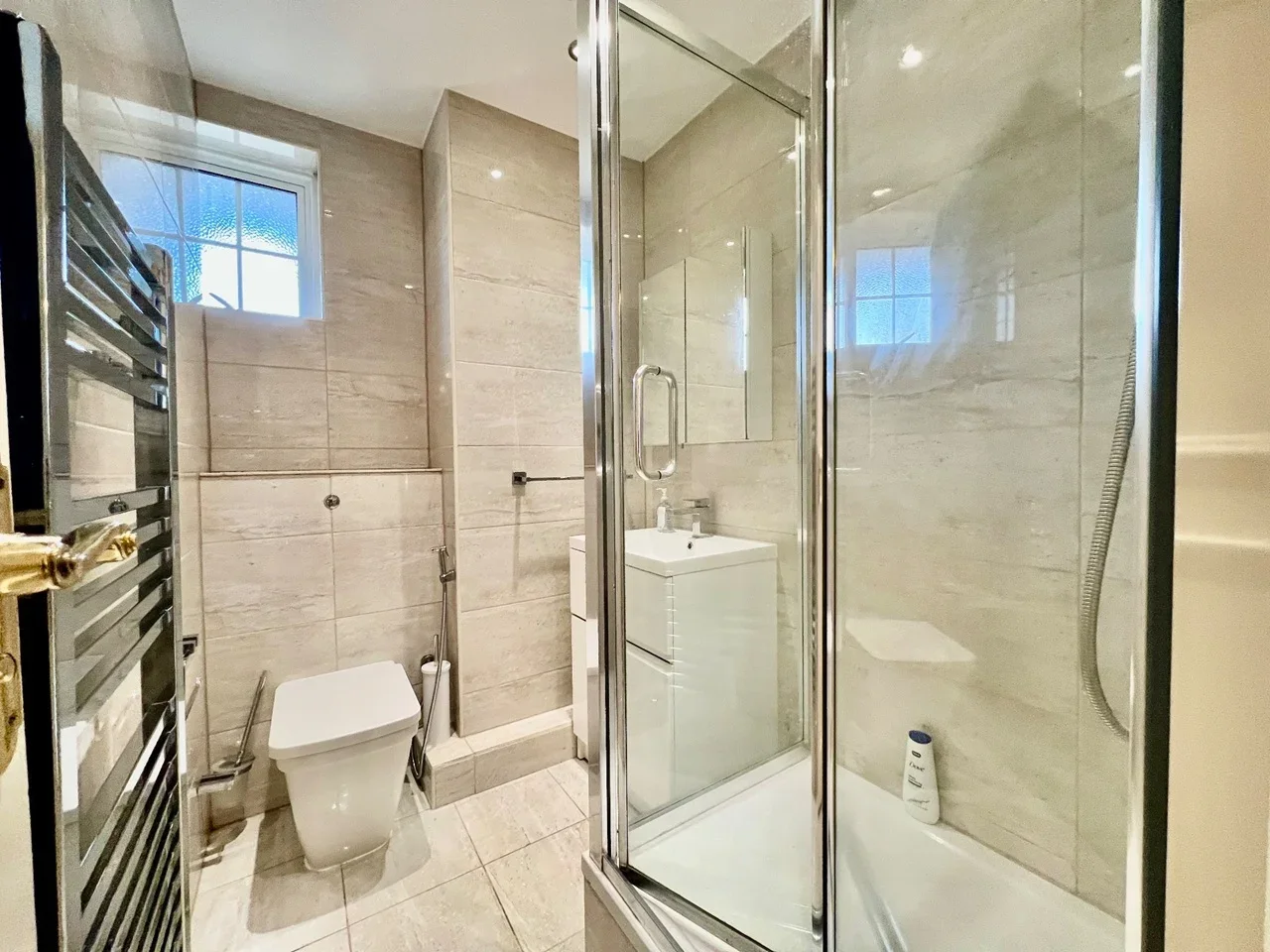 Flat Hornton Place in Greater London