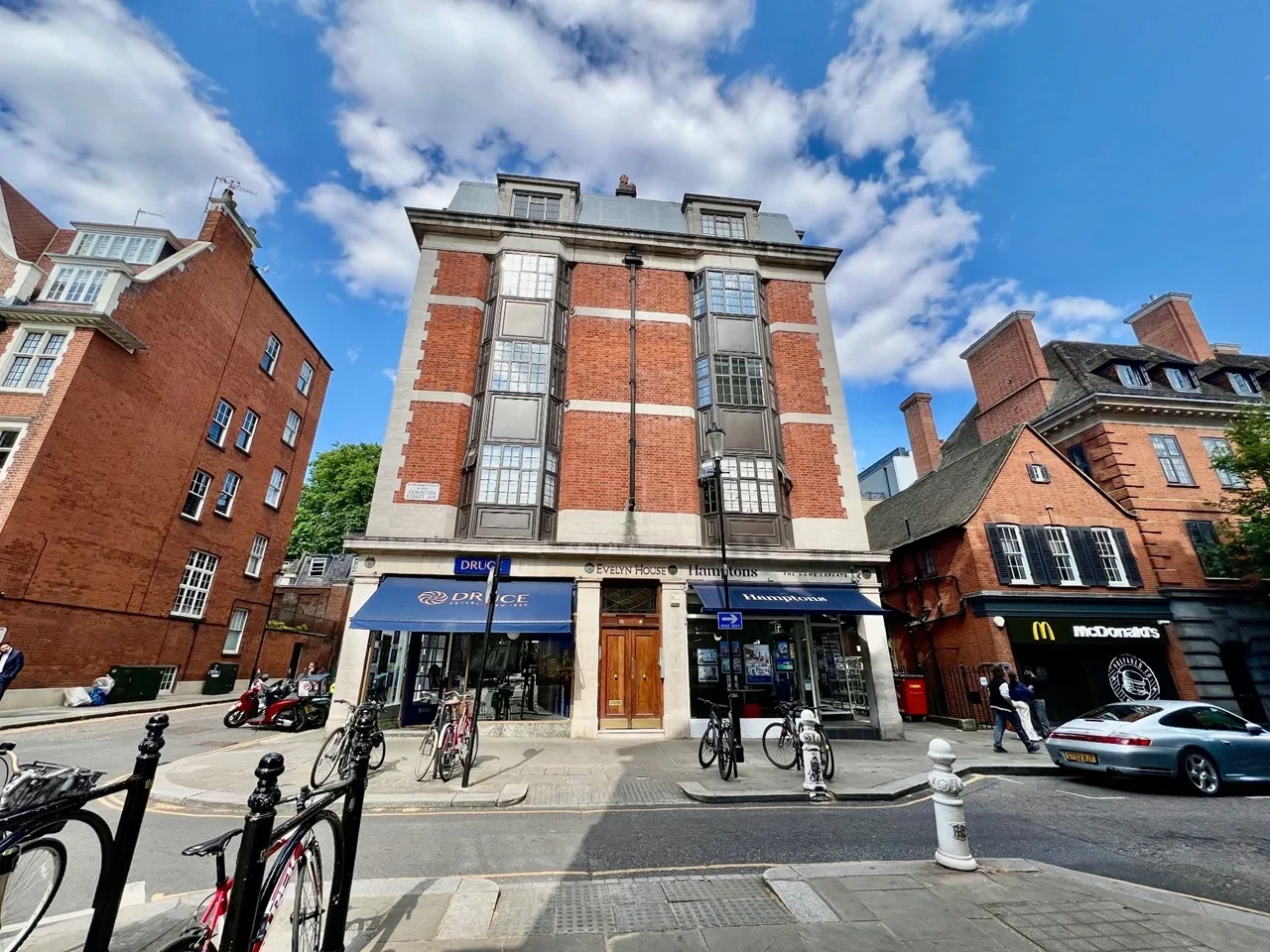 Flat Hornton Place in Greater London
