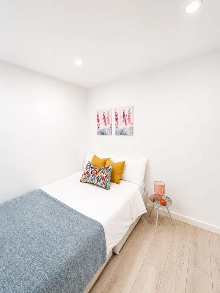 Flat Blackthorn Avenue in Greater London