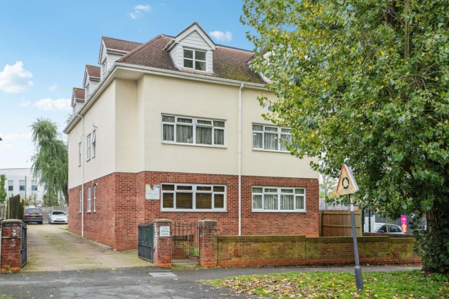 Flat Shaftesbury Circle in Greater London