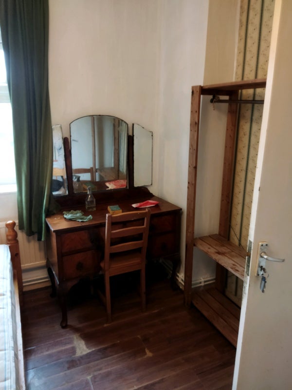 Room Loddiges Road in Greater London