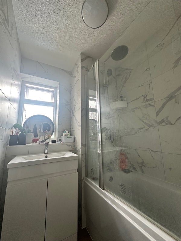 Room Gunner Lane in Greater London