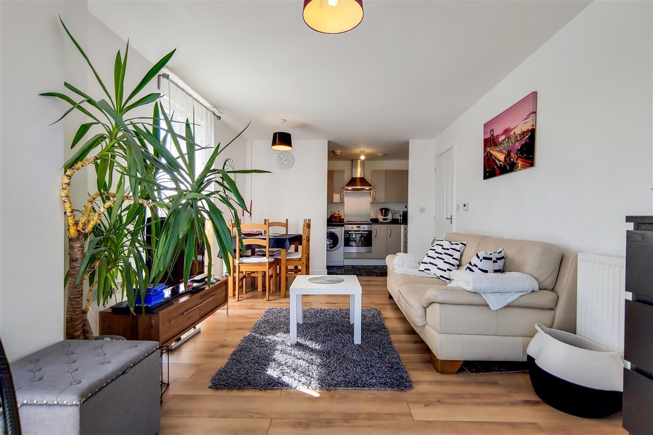 Flat Academy Way in Greater London