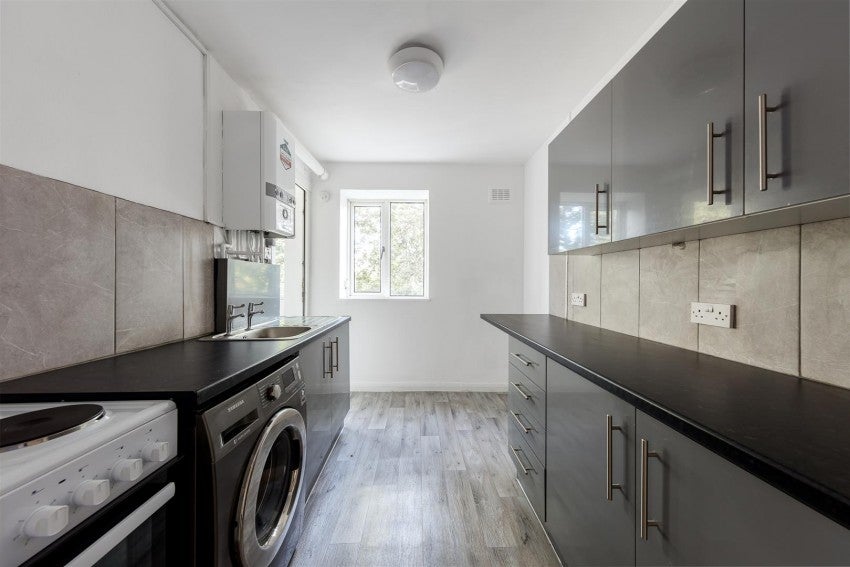 Flat Melbourne Court in Greater London