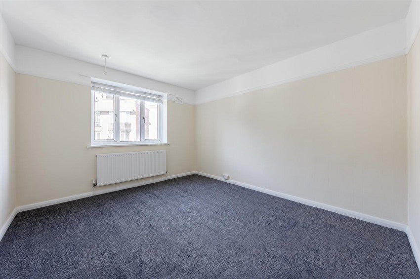 Flat Melbourne Court in Greater London