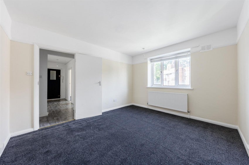Flat Melbourne Court in Greater London