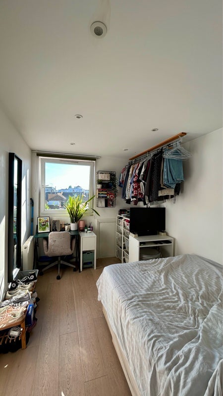 Room Eynham Road in Greater London