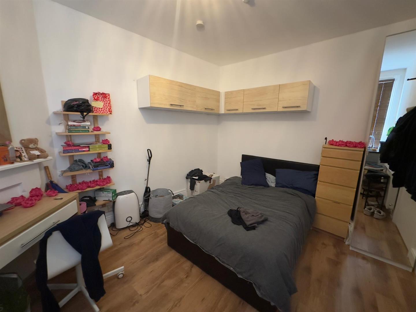 Flat Woodbine Place in Oxford