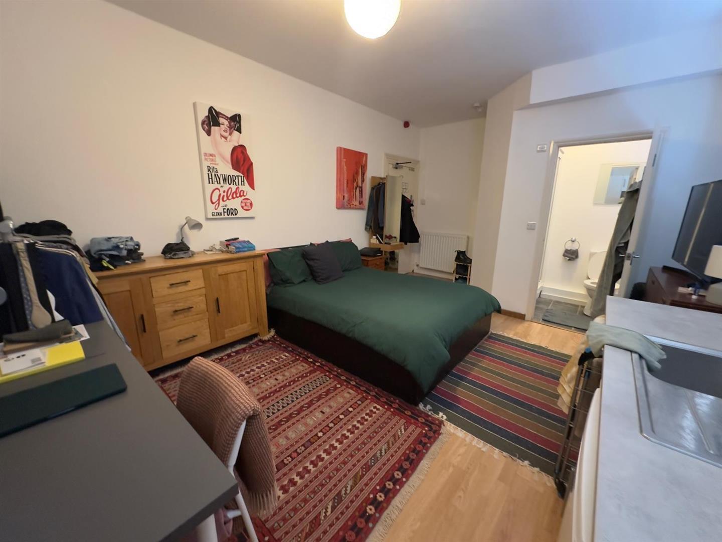 Flat Woodbine Place in Oxford