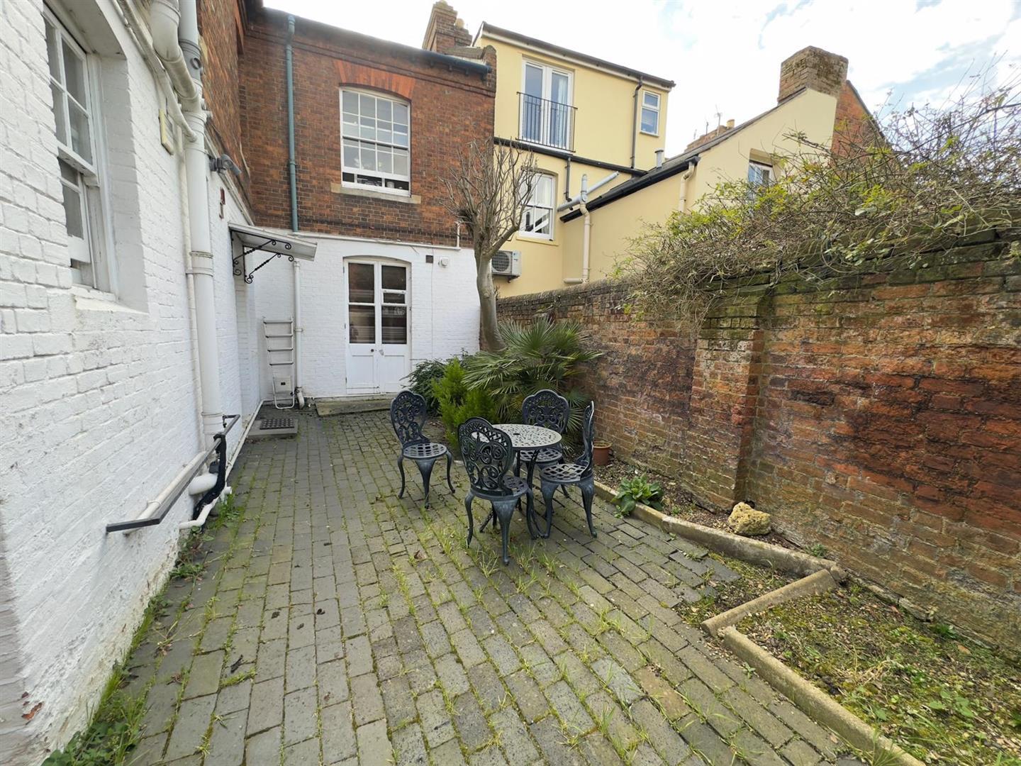 Flat Woodbine Place in Oxford